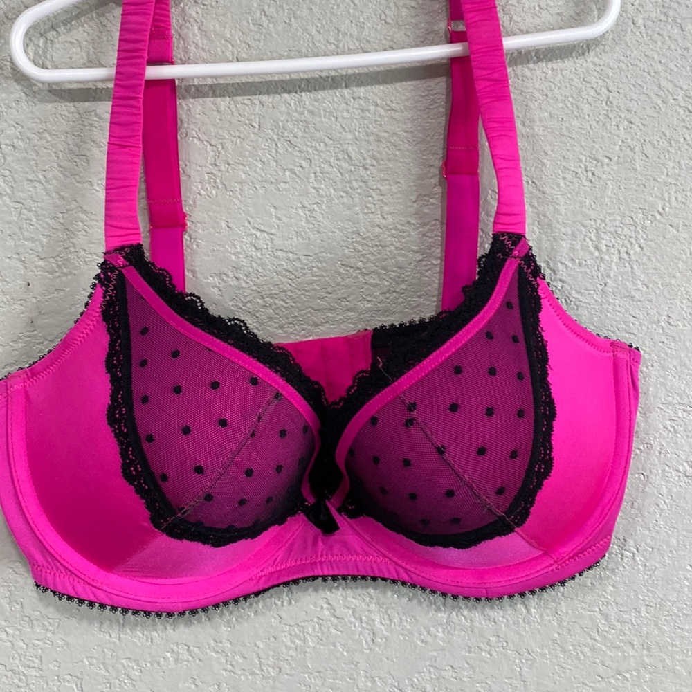 Hunkemoller Bra, size 34DD, pink and black, lace accents, adj stretchy straps,